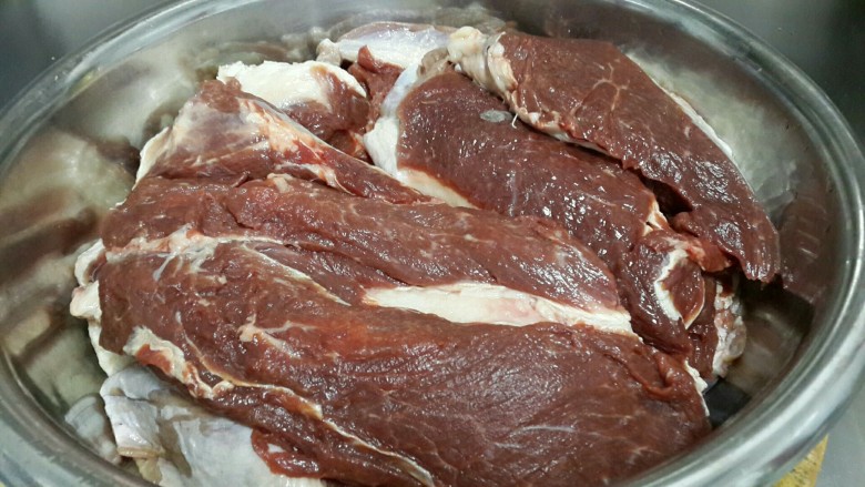 古法酱小驴肉,驴腿肉剃骨取肉切大块,用盐略腌制