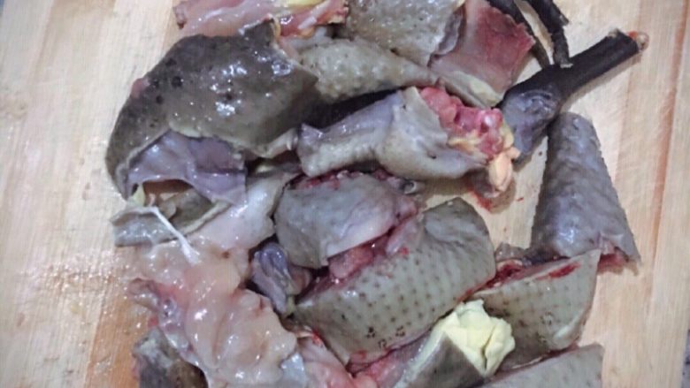 乌鸡汤,清理好的鸡肉剁成块