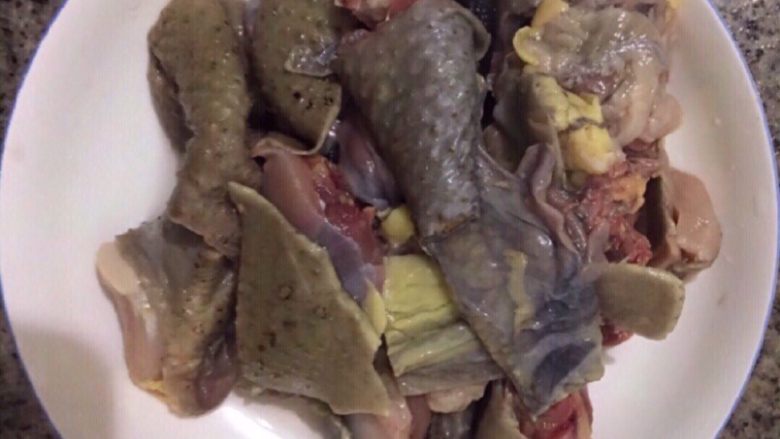乌鸡汤,把泡在水里的鸡肉用清水冲洗3次以上,可以更好的去除血水。