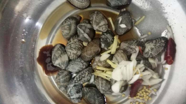 花甲拉面,将姜丝,葱,干辣椒,醋,料酒,生抽,盐,糖与花甲一起放入锅内。