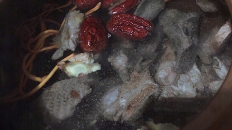 乌鸡汤,将砂锅中加入2000毫升的水,依次加入姜片虫草花鸡肉猪肚菇松茸菇红枣。大火烧开煮20分钟,然后中火🔥煮30分钟再转小火炖1个小时30分钟