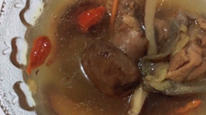 乌鸡汤,出锅前一分钟加入清洗干净的枸杞,根据自己口味加入适量的盐即可