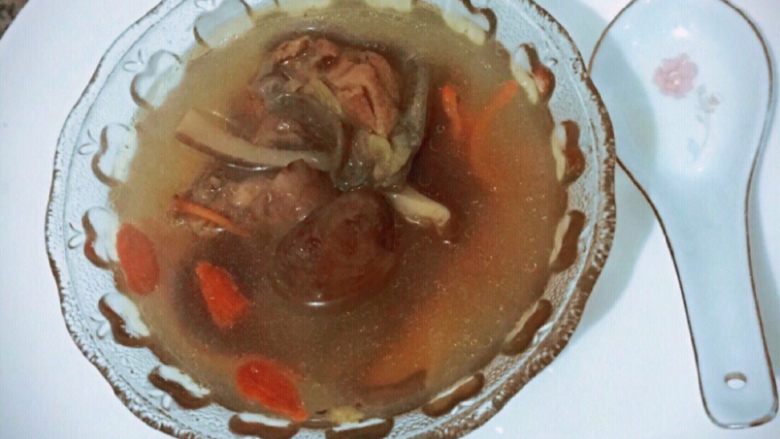 乌鸡汤,出锅如图可见,喜欢的可以加葱花