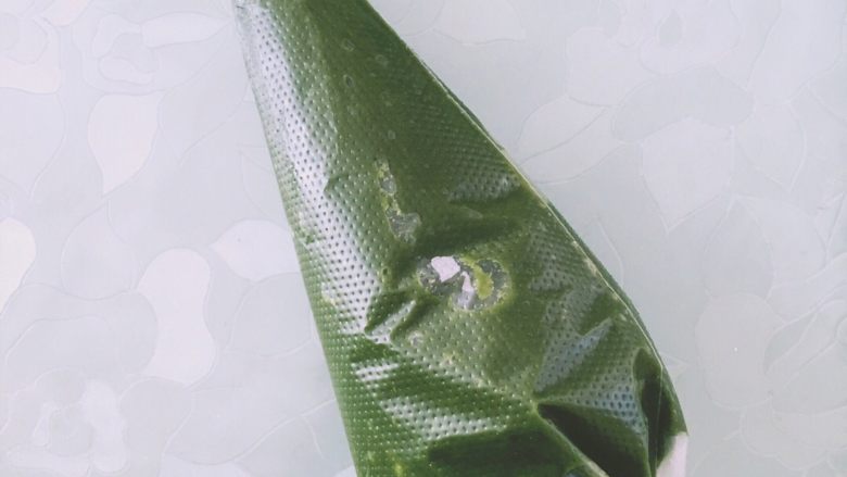 【网上厨房独家】抹茶番薯酥饼,面糊加入裱花袋里备用,原方用的是星形花嘴,我的是八齿花嘴。