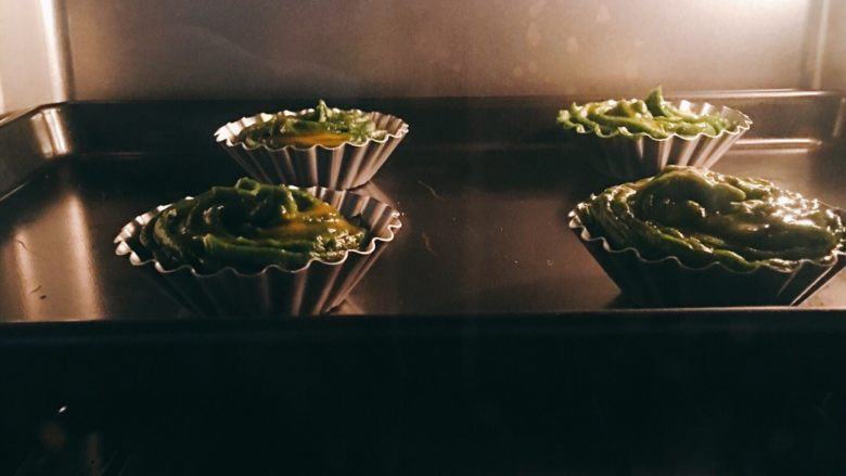 【网上厨房独家】抹茶番薯酥饼,烤箱180度预热,烤约15-25min,表面呈现金黄色即可,晾凉即可。