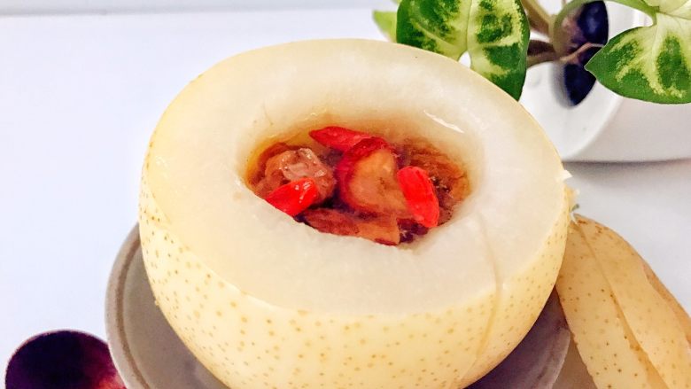 宝宝辅食:红枣蒸梨盅-12M ,取出,趁温热吃比较好哈。因为加了红枣,吃起来微甜,连盅带汤水一起食用,最后盘底的梨汁也要喝掉哈。