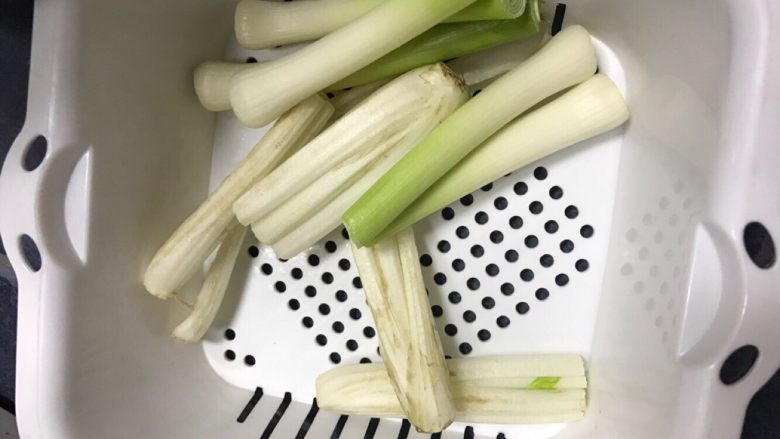四川泡菜水的泡制,蒜苗头跟芹菜头都是洗干净后阴干(不要暴晒,放阴凉通风处就好)所有要泡的菜都是洗干净阴干