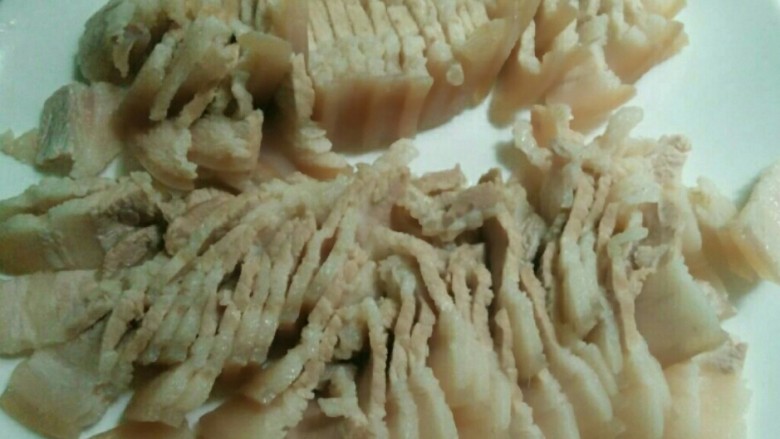 五花肉炒腐竹,焯水后捞出切薄片