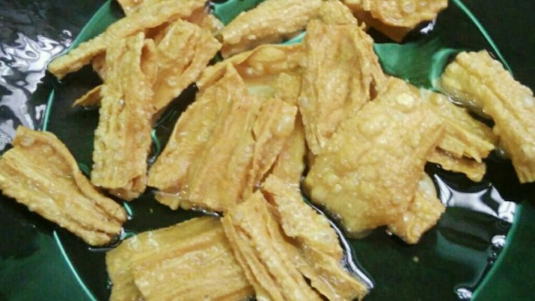 五花肉炒腐竹,炸至金黄