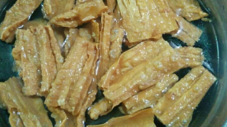 五花肉炒腐竹,炸好后,捞出用清水泡软