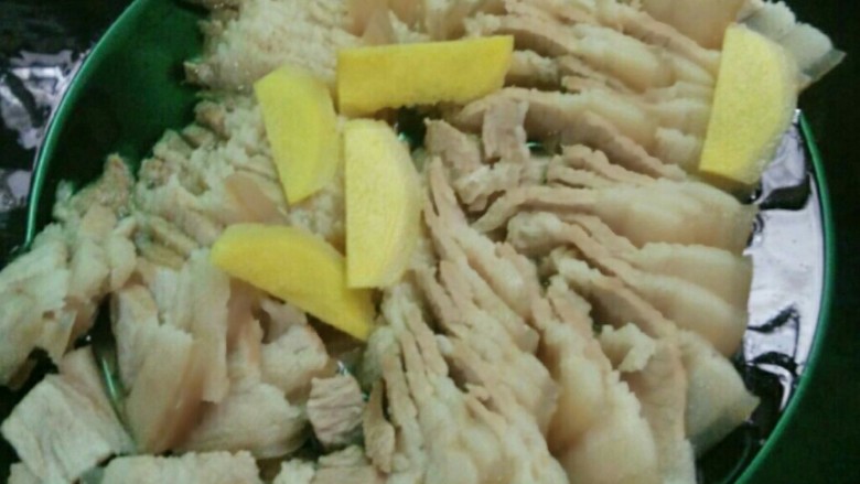 五花肉炒腐竹,接着锅里留油,放入五花肉和姜片爆香