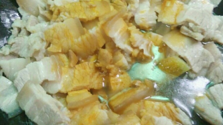 五花肉炒腐竹,然后再放入酱油翻炒