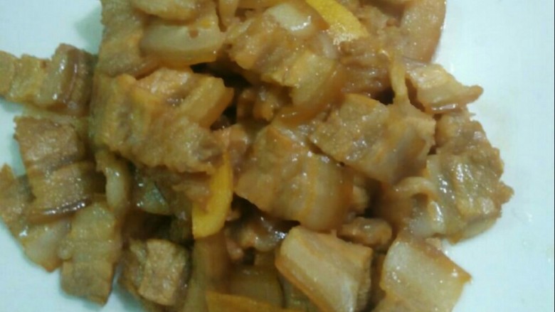 五花肉炒腐竹,炒至微焦就装盘