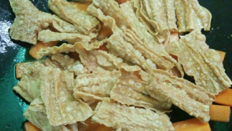 五花肉炒腐竹,再放入泡软的腐竹