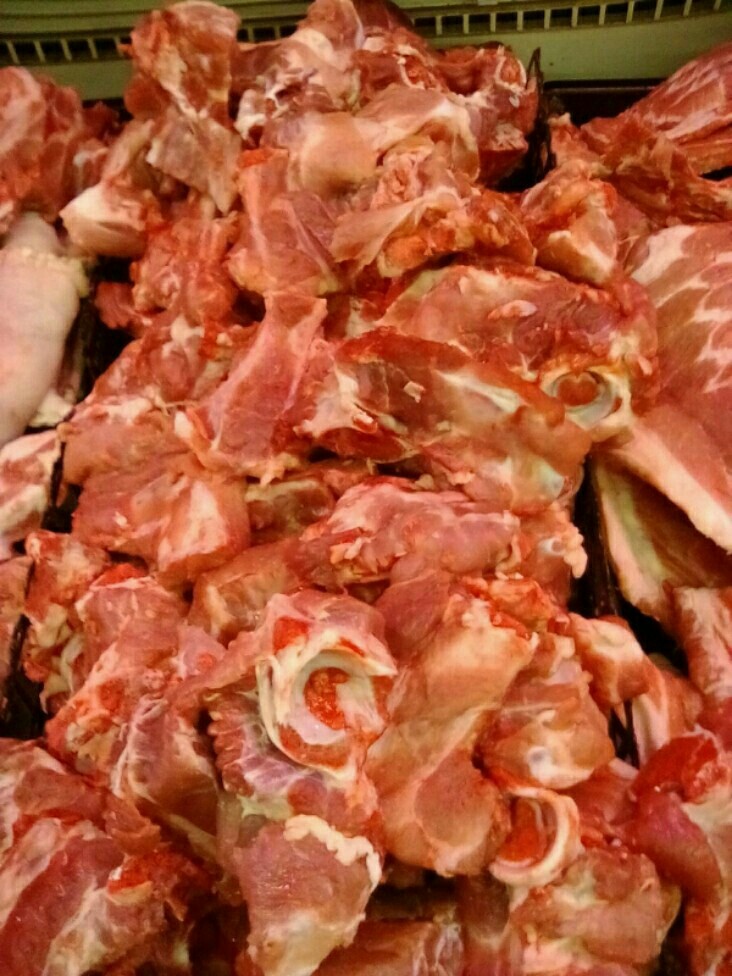 风味炒烤肉,将<a style='color:red;display:inline-block;' href='/shicai/ 36387'>猪腔骨</a>放入锅中,加入花椒 大料 葱姜件和水,开火将腔骨煮至8成熟,捞出。