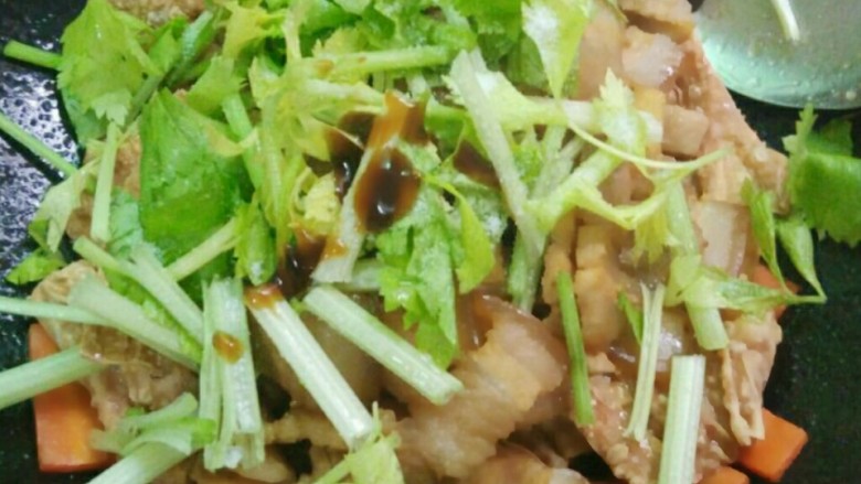 五花肉炒腐竹,再依次放入炸好的五花肉和<a style='color:red;display:inline-block;' href='/shicai/ 125'>芹菜</a>，加入盐和牦油，翻炒至<a style='color:red;display:inline-block;' href='/shicai/ 125'>芹菜</a>断生