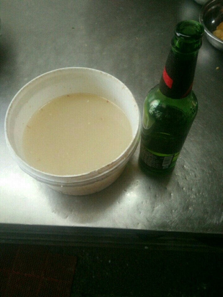 招牌甲鱼,备好汤料和啤酒