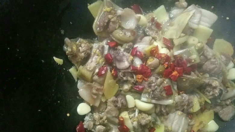 招牌甲鱼,加入蒜姜片,干辣椒节煸炒