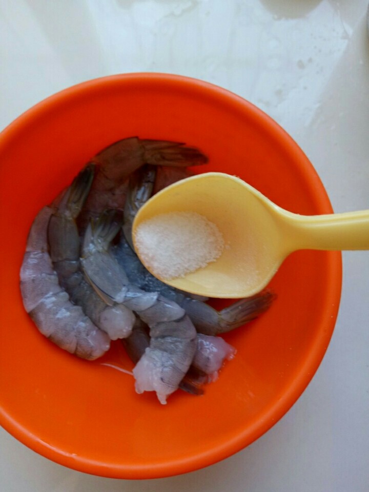 炸虾仁,加一点点盐,根据你的虾量放,但是一定注意不要放太多,因为虾本身有一点点咸味!