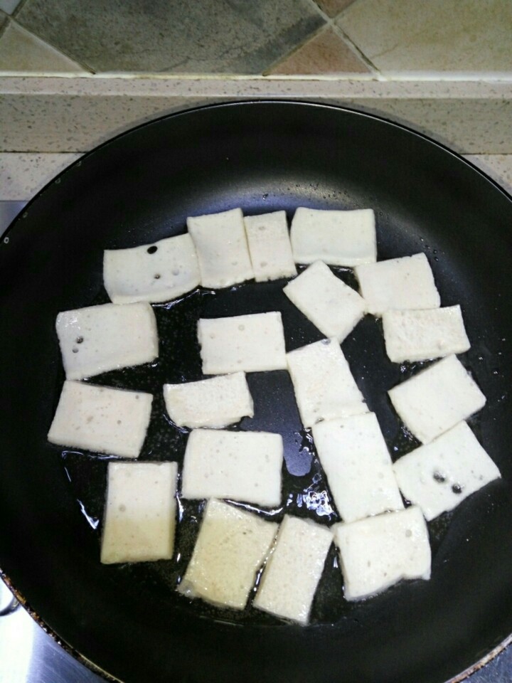 千叶韭菜炒腊肠,应该起大油锅溜一下,家里烧么不沾锅稍煎一下