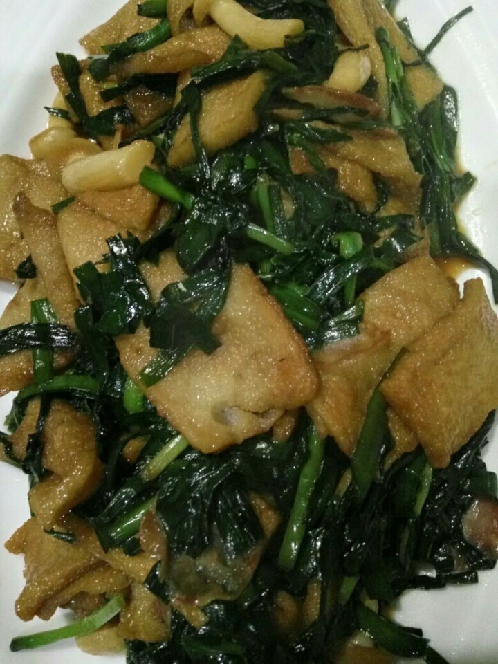 千叶韭菜炒腊肠,待韭菜变软,色泽碧绿,就可以加入料酒,生抽,糖,翻炒入味起锅