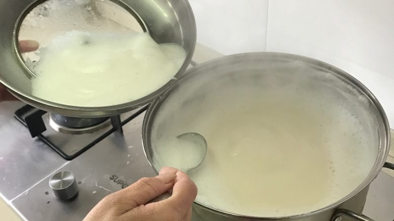 卤水豆腐,豆浆过滤完后直接煮开,煮开后打开盖子再煮5分钟,最后撇去浮沫