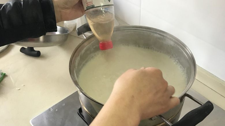 卤水豆腐,待豆浆晾凉至85度--90度时,加入卤水,边加边搅拌