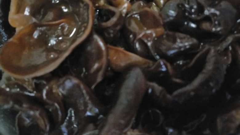 苦瓜木须肉,木耳煮熟过凉水洗净