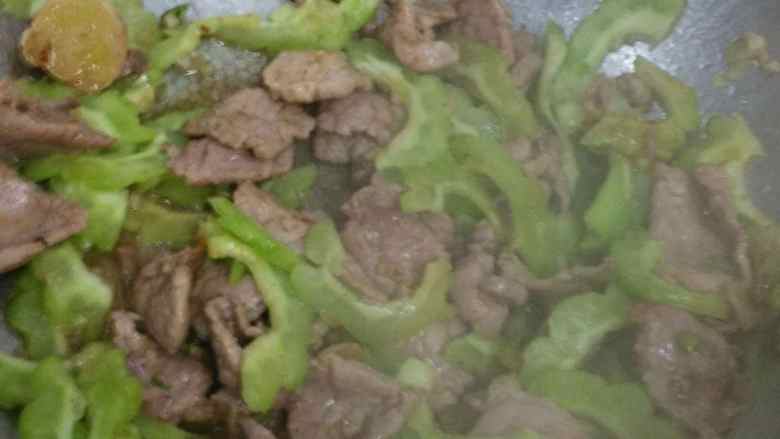 苦瓜木须肉,苦瓜捞出,清水洗净下里翻炒