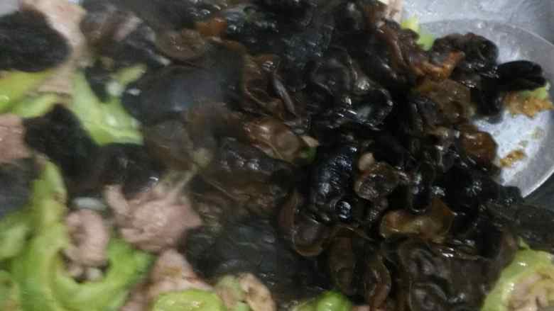 苦瓜木须肉,再下木耳翻炒