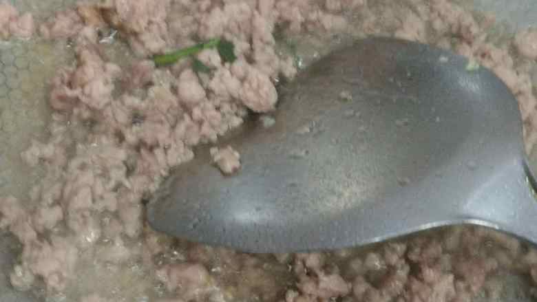 肉末辣酱蒜泥茼蒿,锅热油加一点盐,把肉末下里加五香粉炒熟