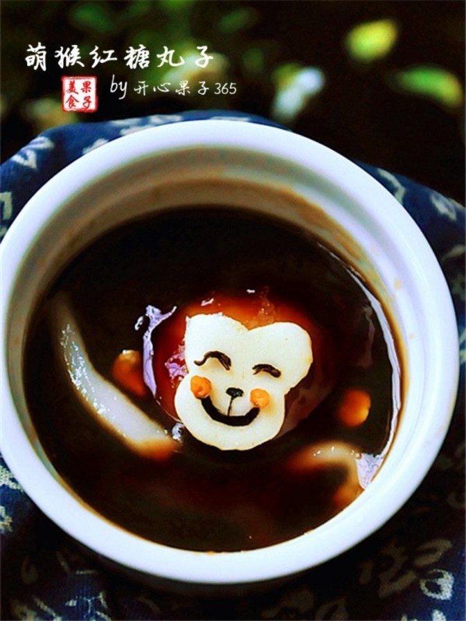 萌猴红糖汤圆,也可以放在杯子里,放上两长糯米条做猴子手臂,大功告成,美美的开吃吧!