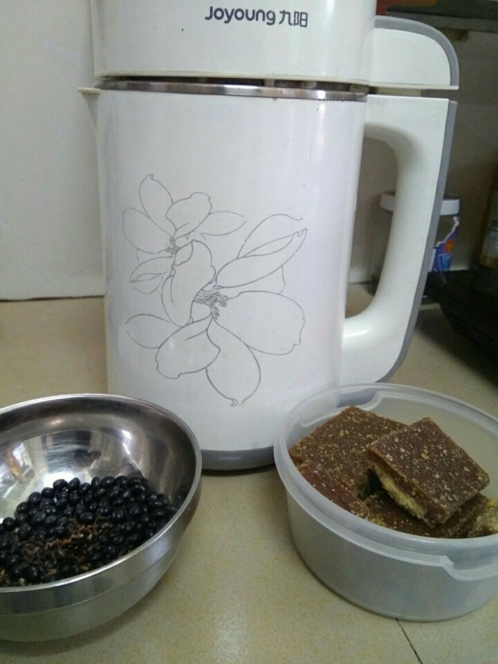 黑糯米豆浆,黑糯米和黑豆洗净,放入豆浆机中,加水后调至干豆档开始煮制