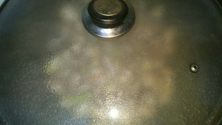 爆香花蛤,调中火盖上锅盖焖两分钟