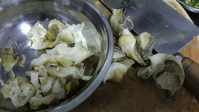 风生水起捞螺片,取肉洗净后，切片