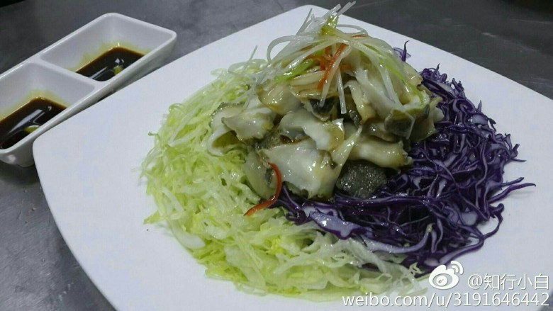 风生水起捞螺片,摆好螺片，放葱姜丝，淋些热油就好了，配<a style='color:red;display:inline-block;' href='/shicai/ 3823'>捞汁</a>。