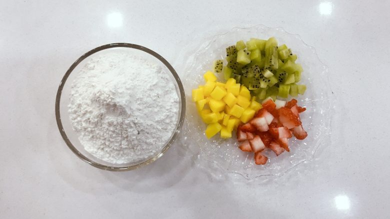 宝宝辅食:水果小圆子-36M ,将切好的水果丁放在一边备用。