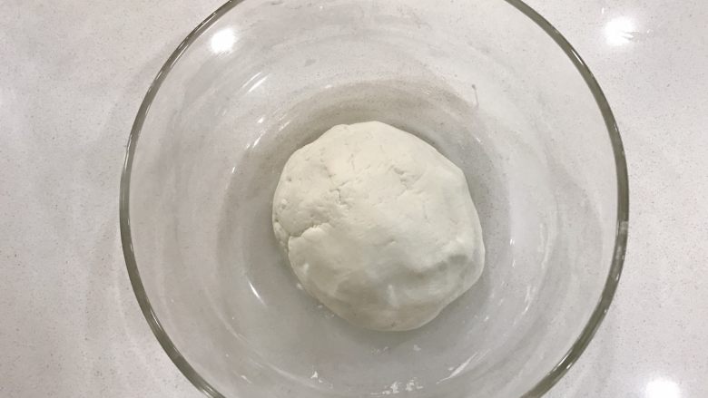 宝宝辅食:水果小圆子-36M ,适量糯米粉放入盆中,慢慢加入温开水,一边倒温水一边用筷子搅拌,然后用手揉成软硬适中的糯米面团。