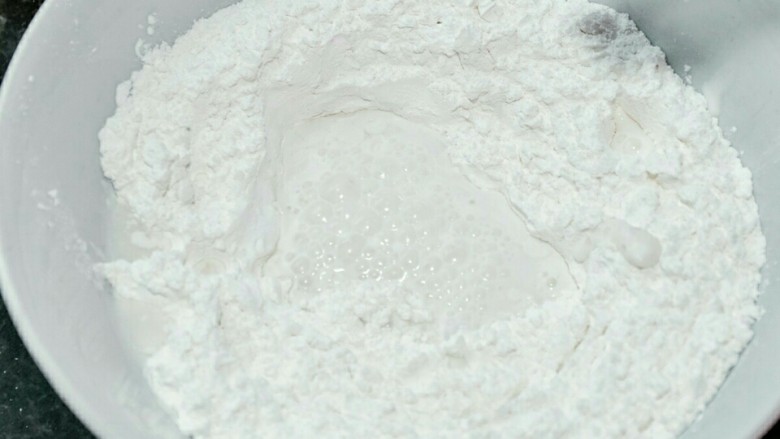 咸汤圆——香菇肉馅版,将温水分次倒入糯米粉中,调成湿度合适的面团。