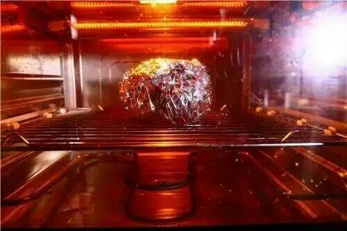 风琴土豆,烤箱预热220°,中层,上下火,把土豆放入烤箱烤至25—30分钟。
