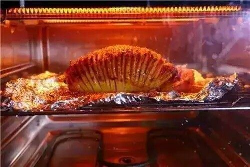 风琴土豆,再把土豆重新放入烤箱,中层,200°,烤15分钟就可以了。