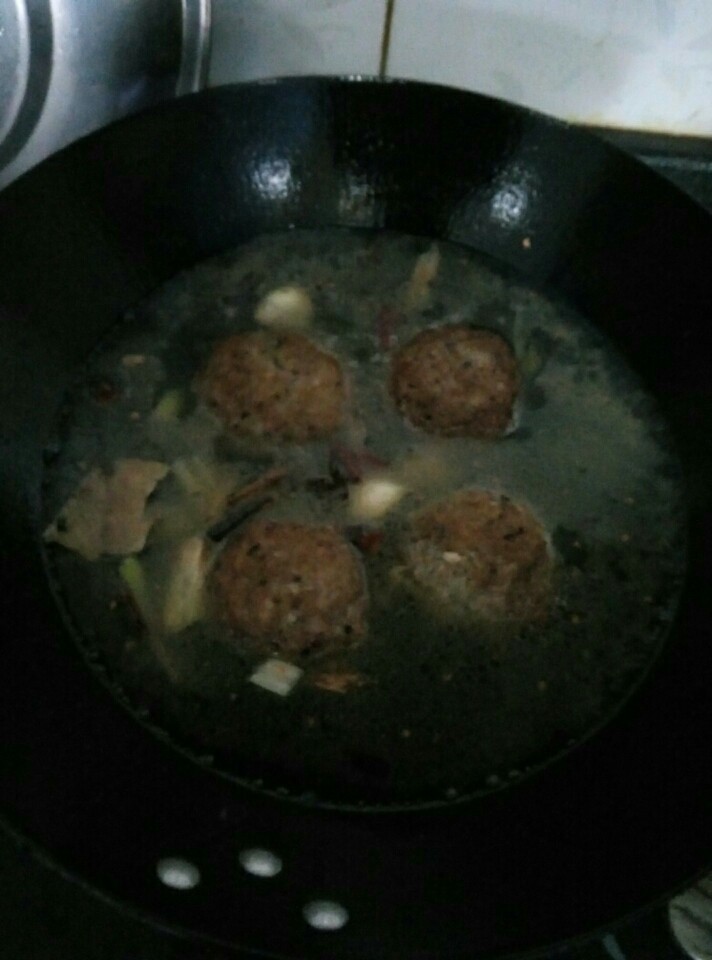 菠萝四喜丸子,炒调料后加入开水闷煮20分钟