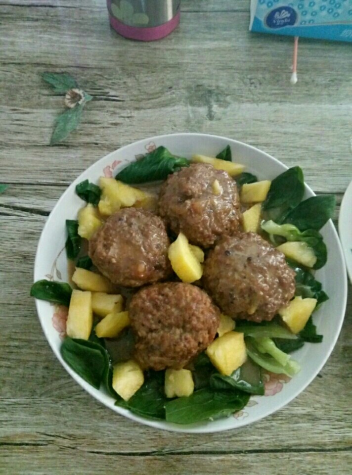 菠萝四喜丸子,油菜煮一下，丸子好后出锅，放点菠萝