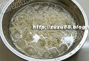 开胃酸辣凉面,煮好的面条用凉水冲冷后,浸入冰开水中约5分钟,捞起沥干水份;