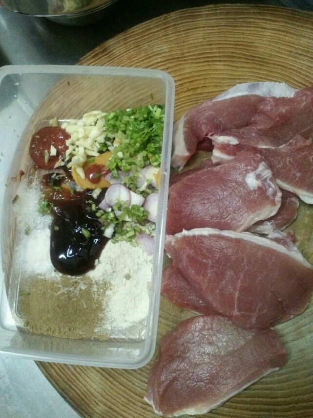 自制叉烧肉,猪肉洗净,切到一厘米左右