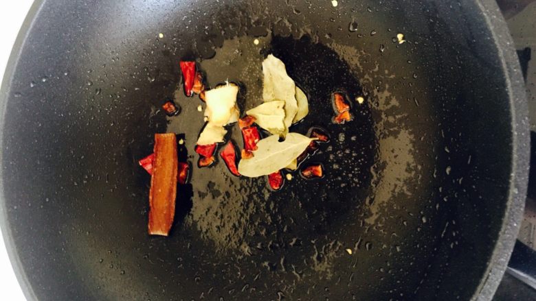 酱鸭腿,煎好鸭腿的油 继续使用 倒入香料煸炒