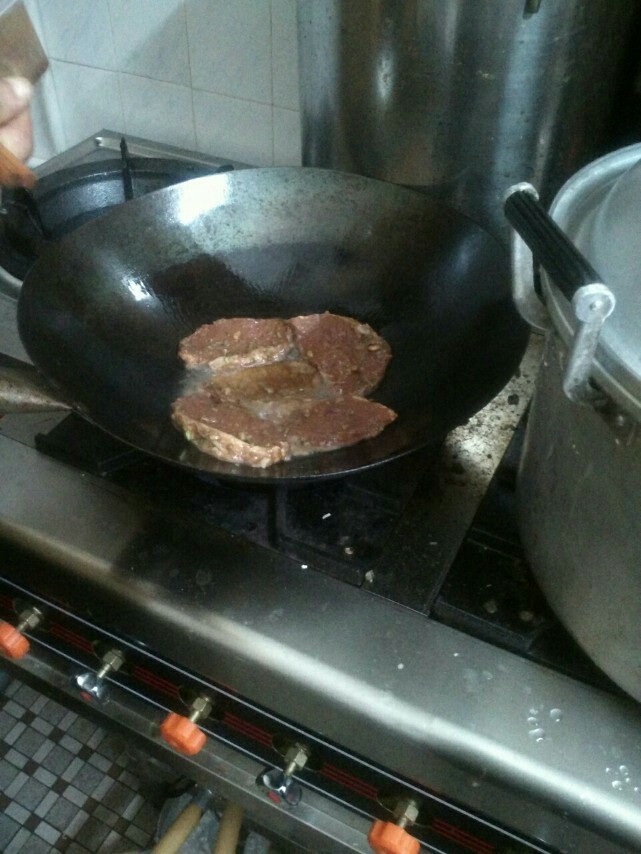 自制叉烧肉,锅热后放油,再放肉煎,煎几分钟加半碗骨头汤或清水焖,焖到干水锅中只见油和肉时就可以起锅了