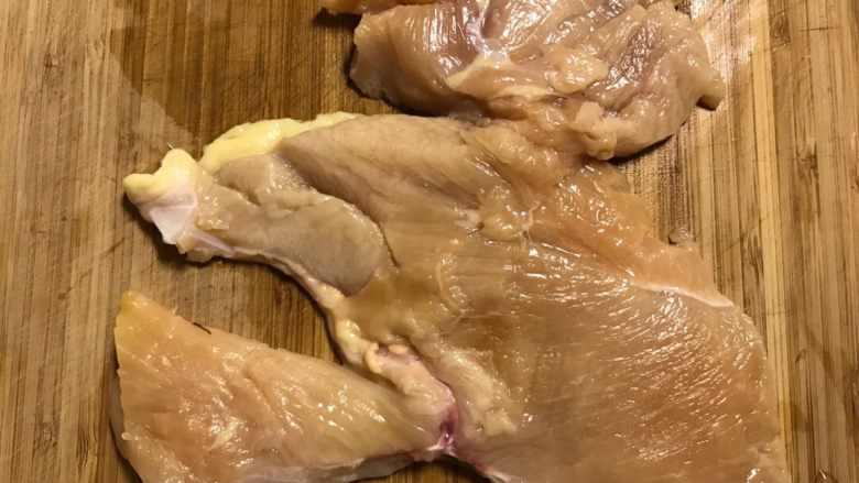 香烤鸡排,鸡胸洗净,厚的地方片成两片,将肉用刀背拍松。