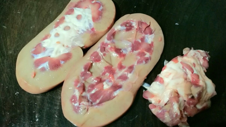 椒圈拌腰花,将猪腰剖开,片切去白色物。