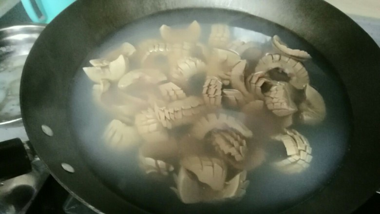 椒圈拌腰花,锅加水烧沸,将腰花块滤水,倒入焯至刚熟。
